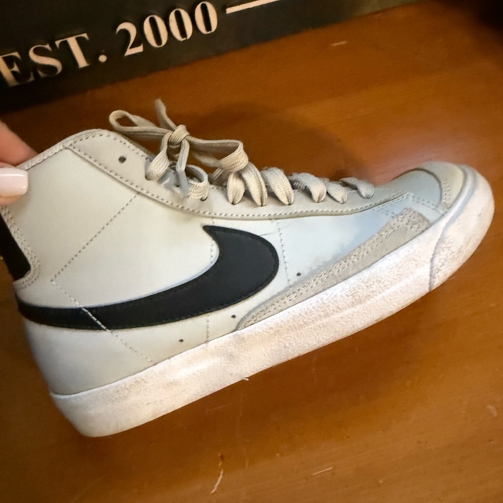 Nike Blazers ‘77 Sneakers in Light Gray and Black